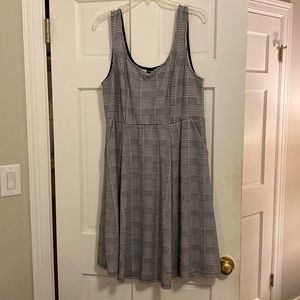 Perfect black and white dress!!! Cute sweetheart neckline with POCKETS!